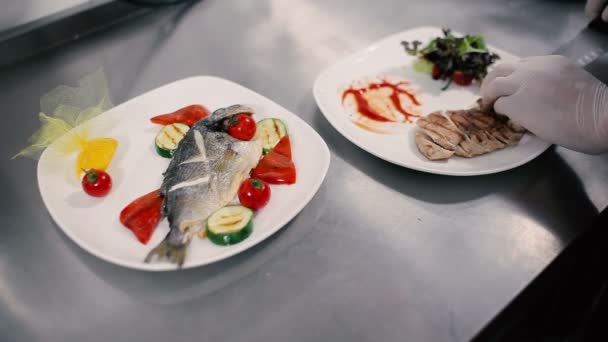 Mãos decorar prato com comida — Vídeo de Stock