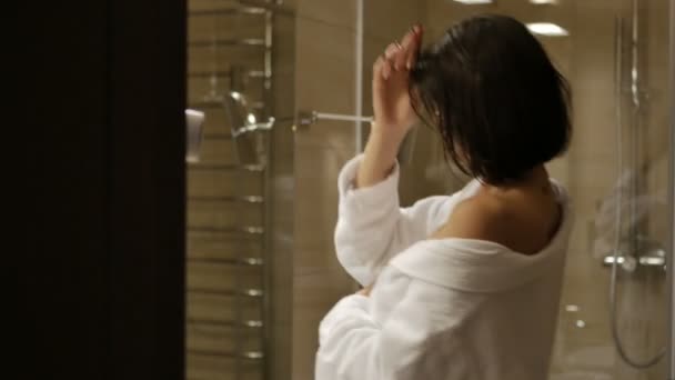 Donna Bruna Con Acconciatura Accappatoio Bianco Bagno Casa — Video Stock