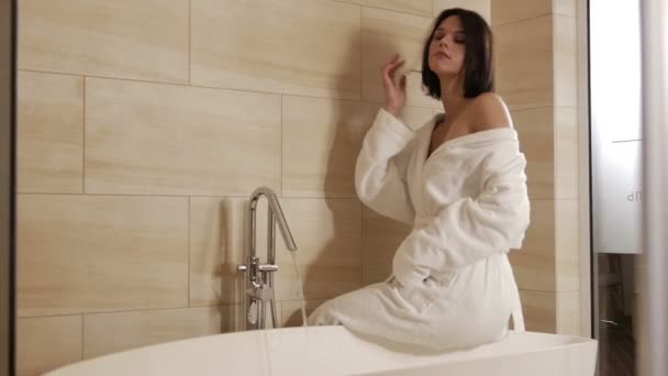 Mulher Morena Roupão Branco Banheiro Moderno Casa — Vídeo de Stock