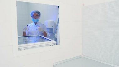 tüp kan ile kozmetik Kliniği açık pencerede tutan kadın