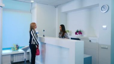 sarışın orta yaşlı kadın kozmetik kliniğinde