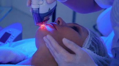 Lazer gençleştirme cilt kozmetik kliniğinde yapıyor doktor