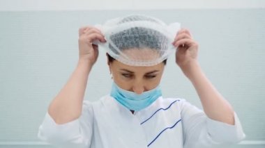 kadın doktor kozmetik kliniğinde tıbbi şapkası