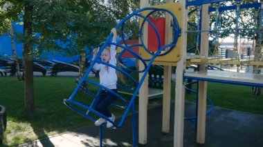 sevimli küçük kız oyun bahçesinde