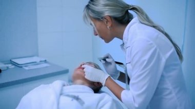 sarışın orta yaşlı kadın kozmetik kliniğinde doktor temiz yüzü