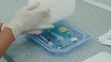 enjeksiyon iğne kozmetik kliniğinde doktor elle 