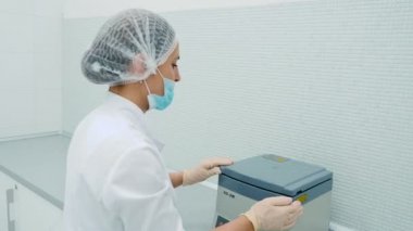 santrifüj kozmetik kliniğinde plasmolifting tedavisi kullanan kadın