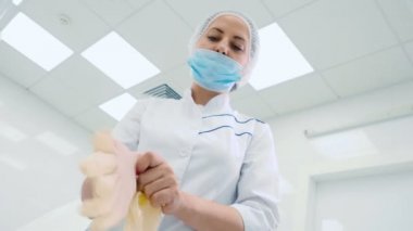 kadın doktor kozmetik kliniğinde Tıbbi eldivenler
