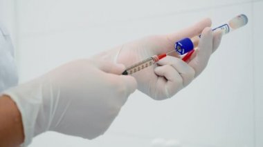 enjeksiyon iğne kozmetik kliniğinde doktor elle 
