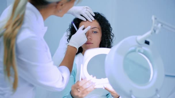 Médico Rosto Limpo Loira Meia Idade Feminino Clínica Cosmetologia — Vídeo de Stock