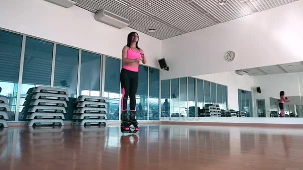 Donna formazione in scarpe kangoo — Video Stock