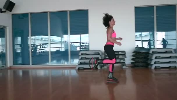 Frauentraining in Kangoo-Schuhen — Stockvideo