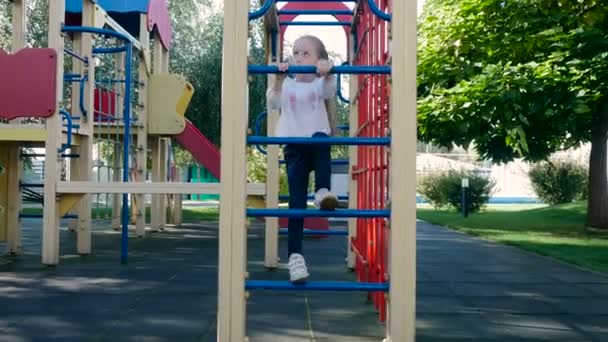 Мила маленька дівчинка на відкритому повітрі — стокове відео