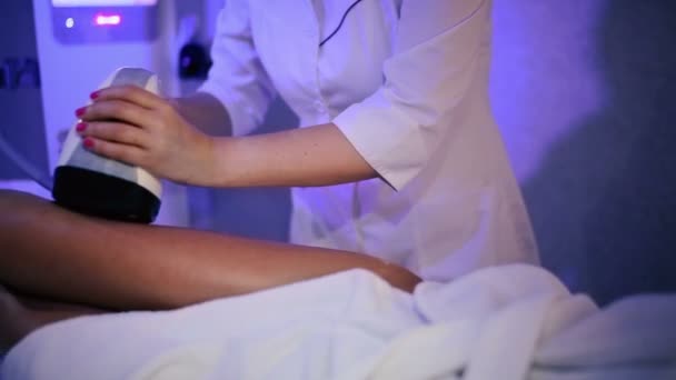 Médico Fazendo Rejuvenescimento Corpo Com Equipamentos Médicos Modernos Clínica Cosmetologia — Vídeo de Stock