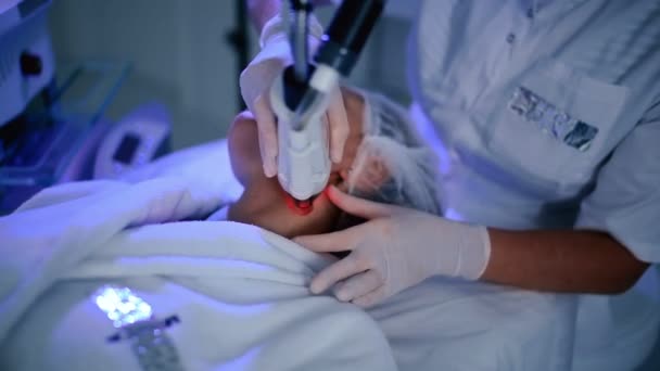 Médecin Faisant Rajeunissement Laser Peau Féminine Âge Moyen Dans Clinique — Video