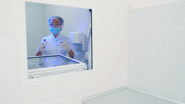 Жінка Тримає Пробірку Кров Відкритому Вікні Косметологічної Клініки — стокове відео