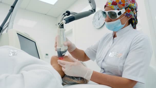 Lekarz Robi Laser Leczenie Skóry Klinika Kosmetologii — Wideo stockowe