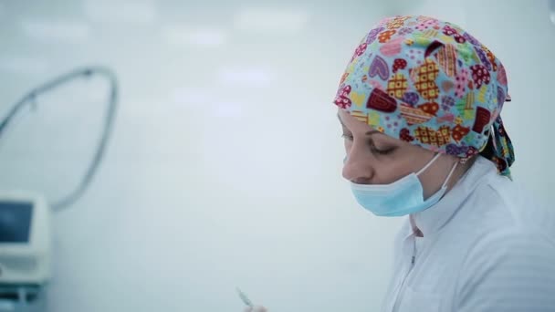 Γιατρός Κάνει Ένεση Στο Πρόσωπο Ξανθιά Μέσης Ηλικίας Γυναίκες Στην — Αρχείο Βίντεο