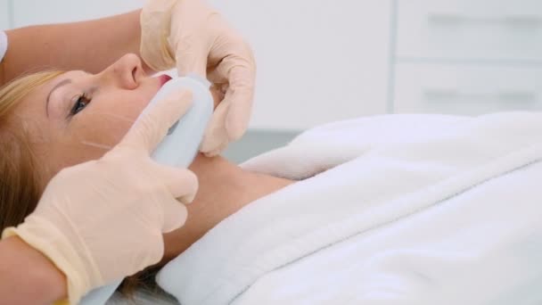 Sarışın Orta Yaşlı Kadın Kozmetik Kliniğinde Doktor Temiz Yüzü — Stok video