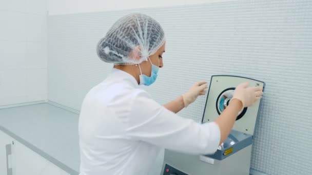 Frau Nutzt Zentrifuge Für Plasmolifting Therapie Kosmetologischer Klinik — Stockvideo