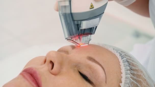 Dokter Doet Laserbehandeling Van Middelste Leeftijd Huid Cosmetologie Kliniek — Stockvideo