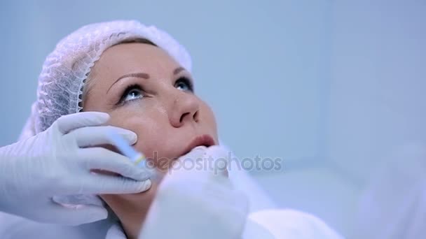 Arts Doet Injectie Gezicht Van Blonde Midden Leeftijd Vrouw Cosmetologie — Stockvideo