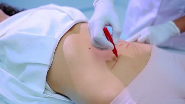 Médecin Utilisant Stylo Rouge Dans Corps Femme Âge Moyen Dans — Video