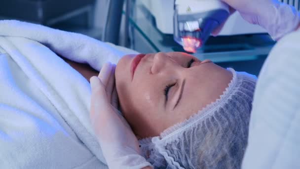 Doktor Dělá Laserové Ošetření Kůže Kosmetologii Kliniky — Stock video