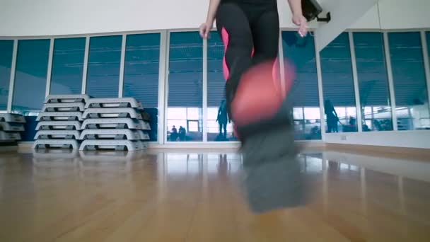 Gros plan des jambes dans les chaussures kangoo — Video