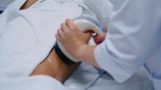 Doctor Haciendo Rejuvenecimiento Piernas Femeninas Con Dispositivo Médico Moderno Clínica — Vídeo de stock