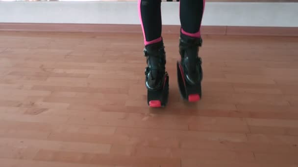 Pernas de mulher em sapatos kangoo — Vídeo de Stock