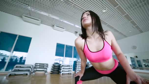 ピンクのスポーツウェア トレーニングで女性 — ストック動画