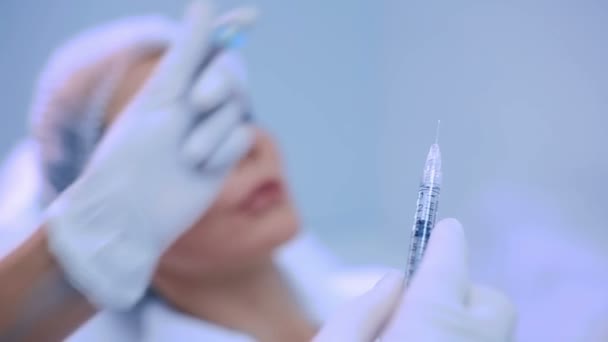 Medico Che Iniezione Faccia Bionda Mezza Età Femminile Clinica Cosmetologia — Video Stock