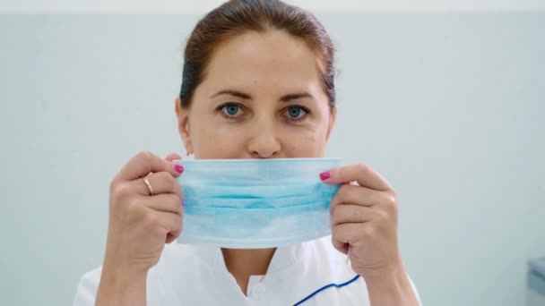 Kobieta Lekarz Sobie Maseczkę Medyczną Klinika Kosmetologii — Wideo stockowe