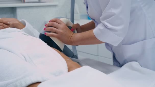 Doctor Haciendo Rejuvenecimiento Piernas Femeninas Con Dispositivo Médico Moderno Clínica — Vídeos de Stock