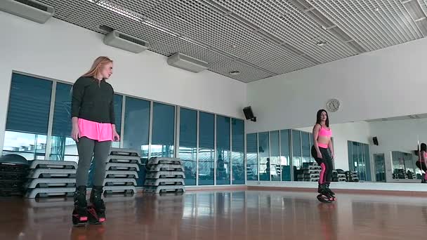 Frauen trainieren in Kangoo-Schuhen — Stockvideo