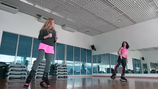 女性のカングーの靴でトレーニング — ストック動画