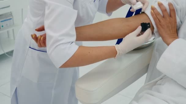 Arzt Entnimmt Blut Für Plasmolifting Therapie Kosmetologie Klinik — Stockvideo