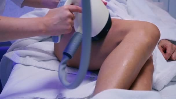 Arzt Bei Der Hautverjüngung Mit Moderner Medizinischer Ausrüstung Der Klinik — Stockvideo