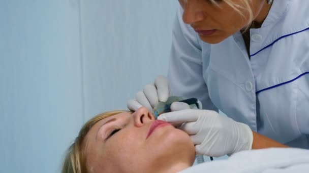 Läkare Rent Ansikte Blond Mellersta Åldern Kvinnliga Kosmetologi Klinik — Stockvideo