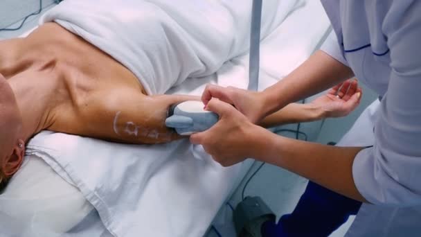 Läkare Gör Föryngring Huden Med Modern Medicinsk Enhet Kosmetologi Klinik — Stockvideo