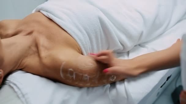 Médico Fazendo Rejuvenescimento Corpo Com Aparelho Moderno Clínica Cosmetologia — Vídeo de Stock