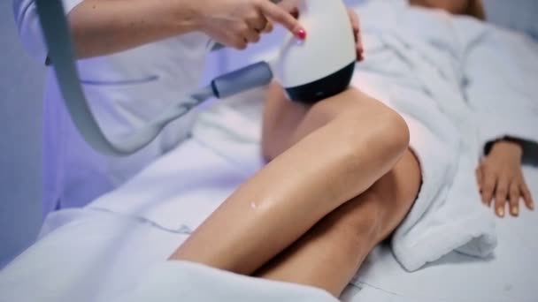 Doktor Dělá Omlazení Kůže Moderní Zdravotnické Zařízení Kosmetologii Kliniky — Stock video