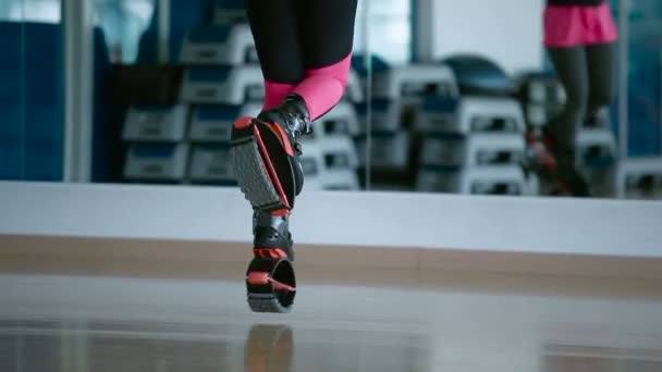 Piernas de mujer en zapatos de kangoo — Vídeo de stock