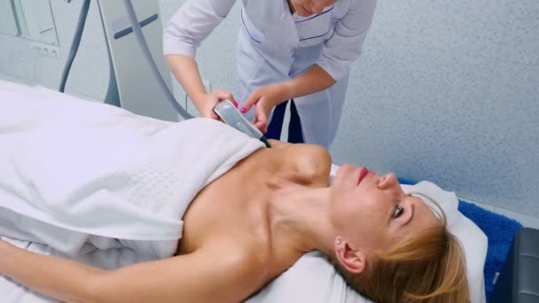 Médecin Faisant Rajeunissement Laser Peau Dans Clinique Cosmétologie — Video