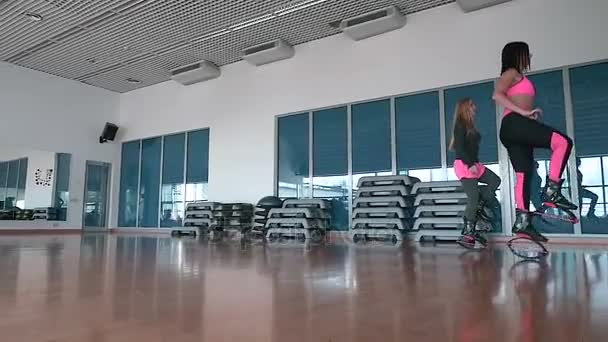 Mujeres en zapatos de kangoo en el club de fitness — Vídeos de Stock