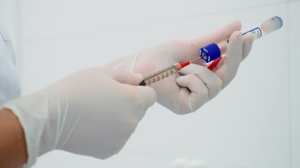 Mains Médecin Avec Aiguille Injection Dans Clinique Cosmétologie — Video