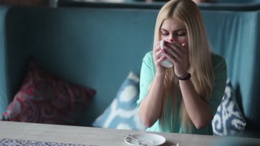 sarışın genç kadın mavi tişört içki kahve Cafe