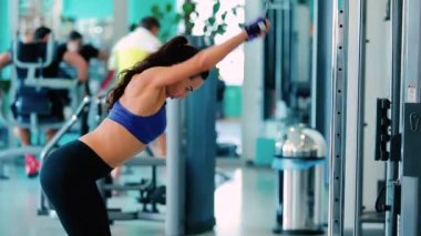 sevimli kadın mavi spor takım 