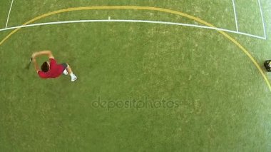 Büyük tenis oynamaya adam